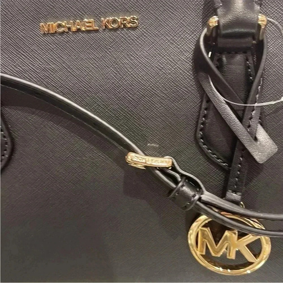 Michael Kors Sheila Medium Center Zip Satchel
Crossbody Bag
NWT - Picture 16 of 16